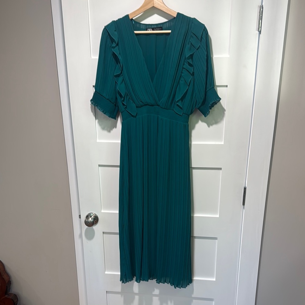 Zara Green Midi Sundress with V-Neck and Cuffed Sleeves